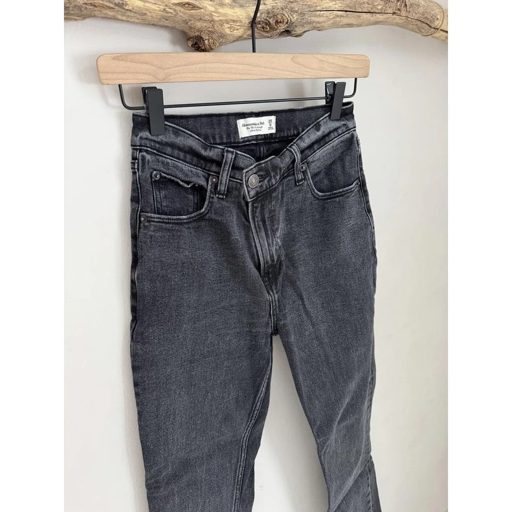 Abercrombie & Fitch‎ Ultra High Rise 90s Skin Straight Jeans